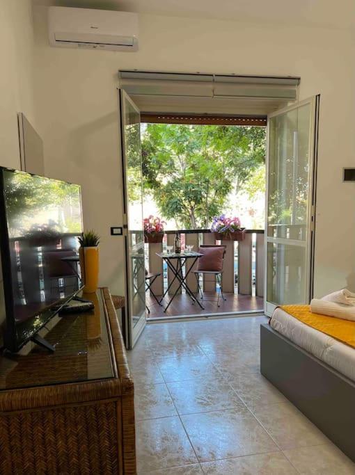 Casa vacanze 3 Fermate Dal Colosseo - Elena - 50 M Da Metro Garbatella Roma